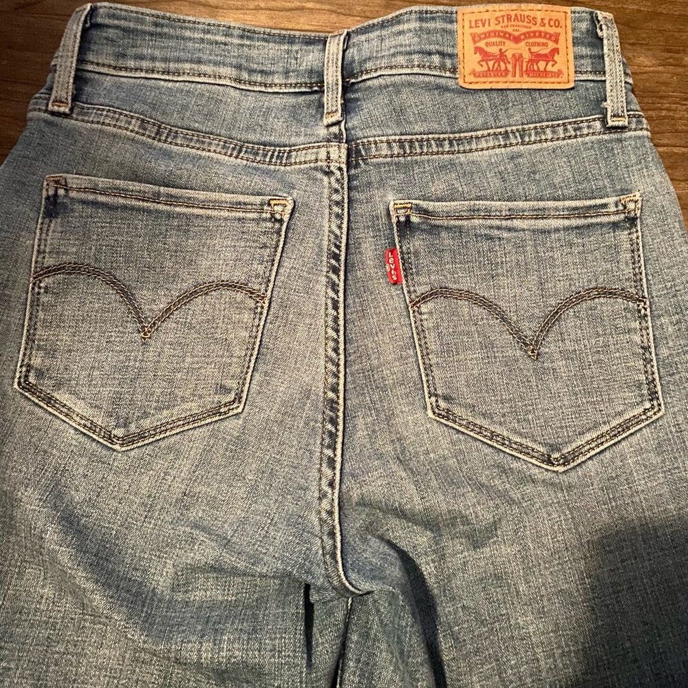 Levi's distressed Blue skinny jeans